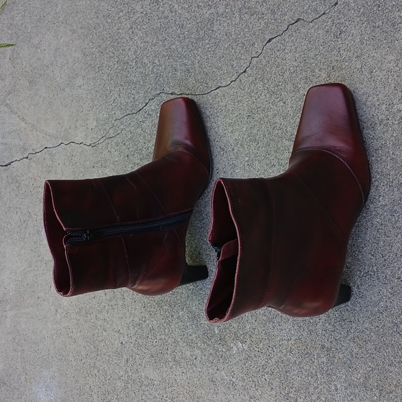 Hillard & Hanson Burgundy Ankle Boots - Picture 9 of 10